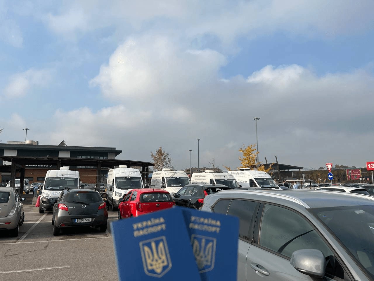 Мобільні офіси ДП «Документ» на парковці торгового центру Fiordaliso у Мілані