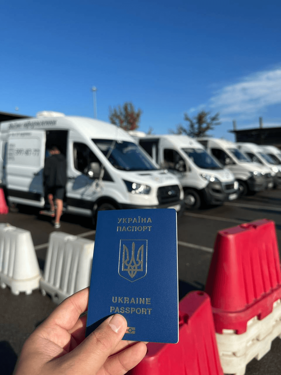 Український закордонний паспорт на тлі мобільних офісів ДП «Документ» у Мілані