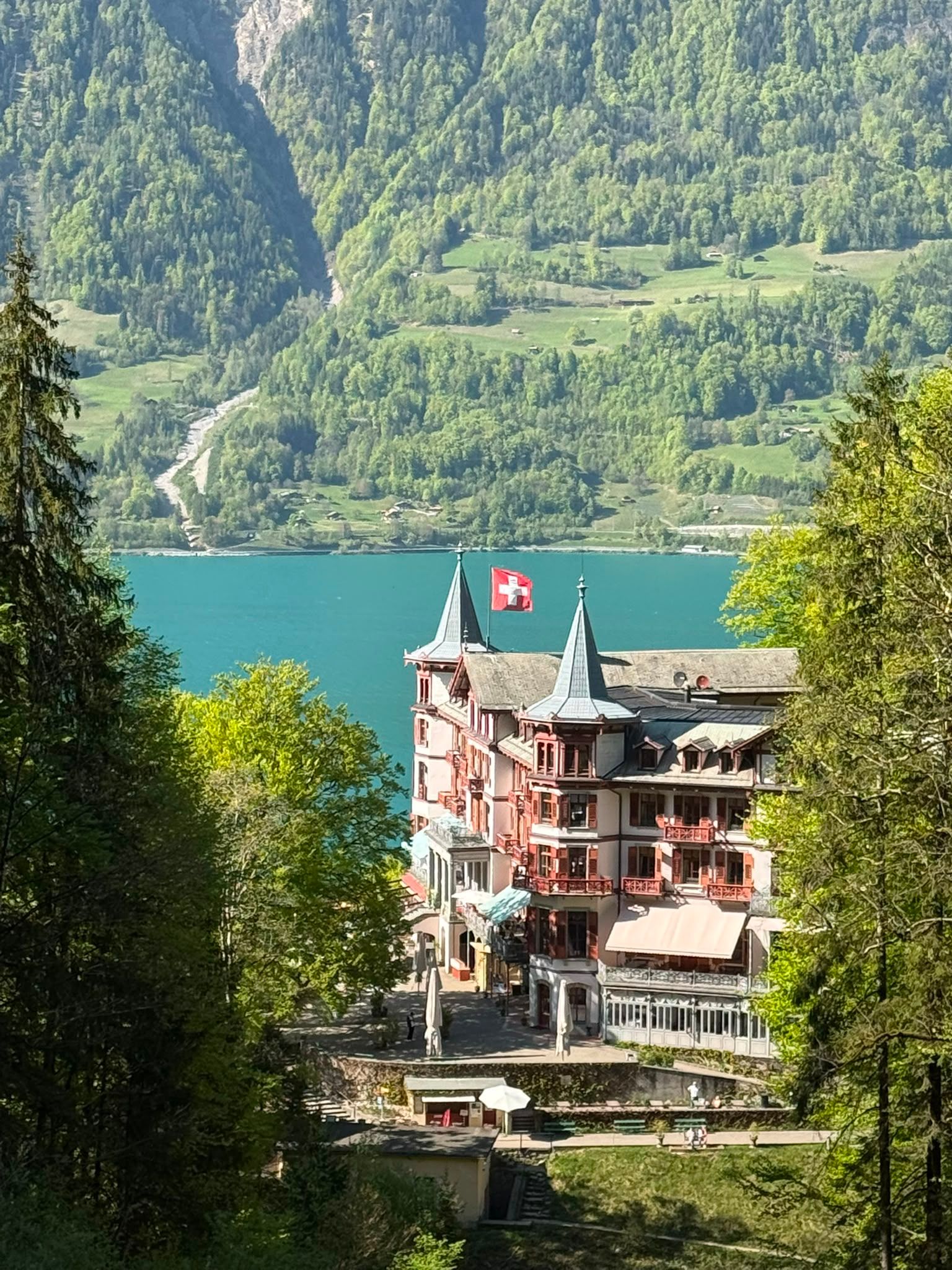 Grandhotel Giessbach над бірюзовим Бріенцьким озером зі швейцарським прапором