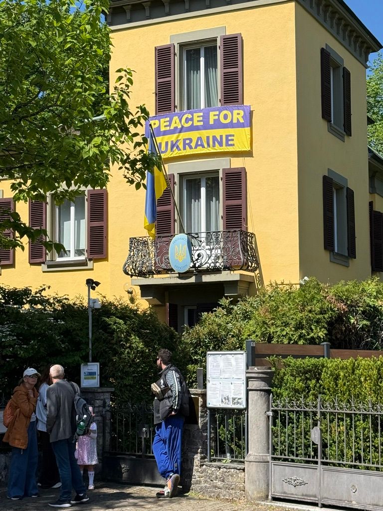Вхід на територію посольства України у Швейцарії