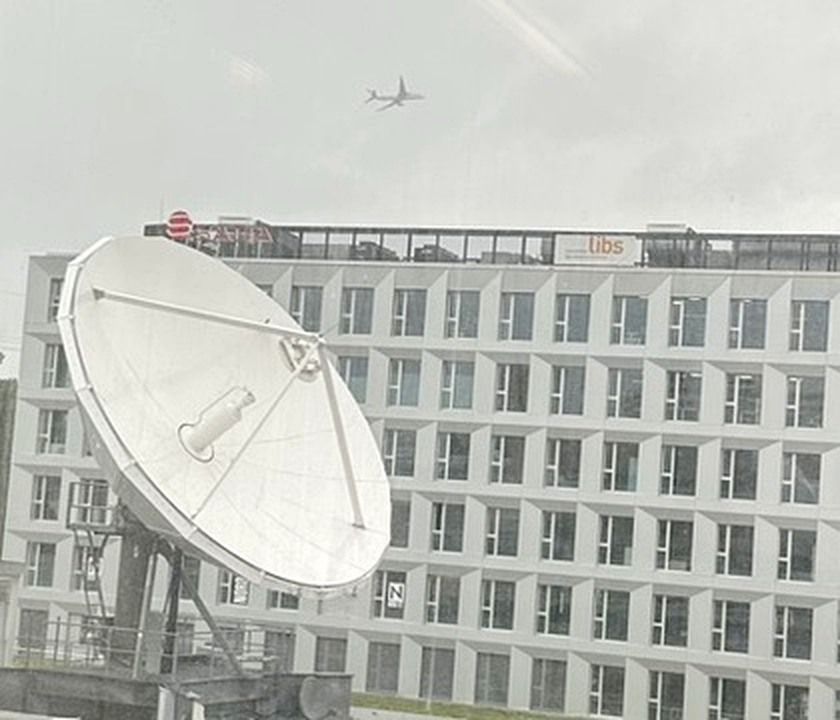 Satellitenschüssel vor dem SRF-Gebäude in Zuerich